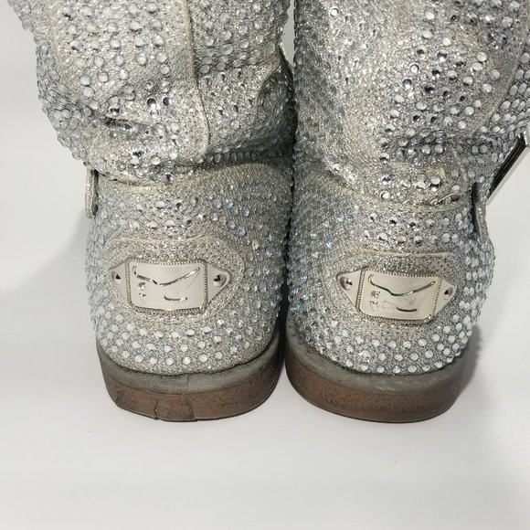 Bringing the bling! Shiekh knee length fur-lined boots and True Religion tee. - Picture 7 of 16